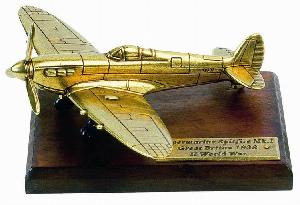 Anglicky-letoun-Supermarine-Spitfire-na-podl